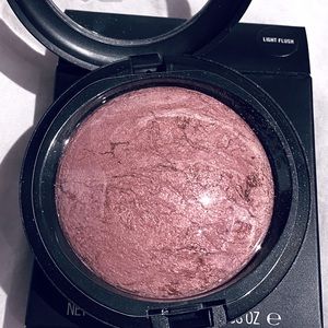 NIB - MAC “Lightflush” Mineralize Skinfinish